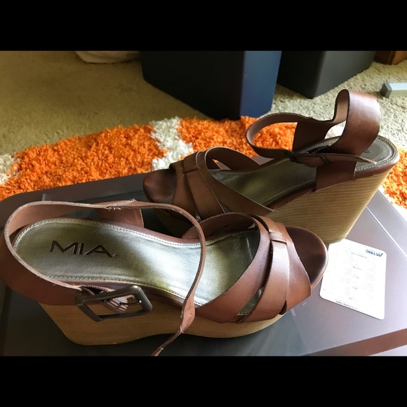 MIA Brown Platform shoes - Picture 3 of 7